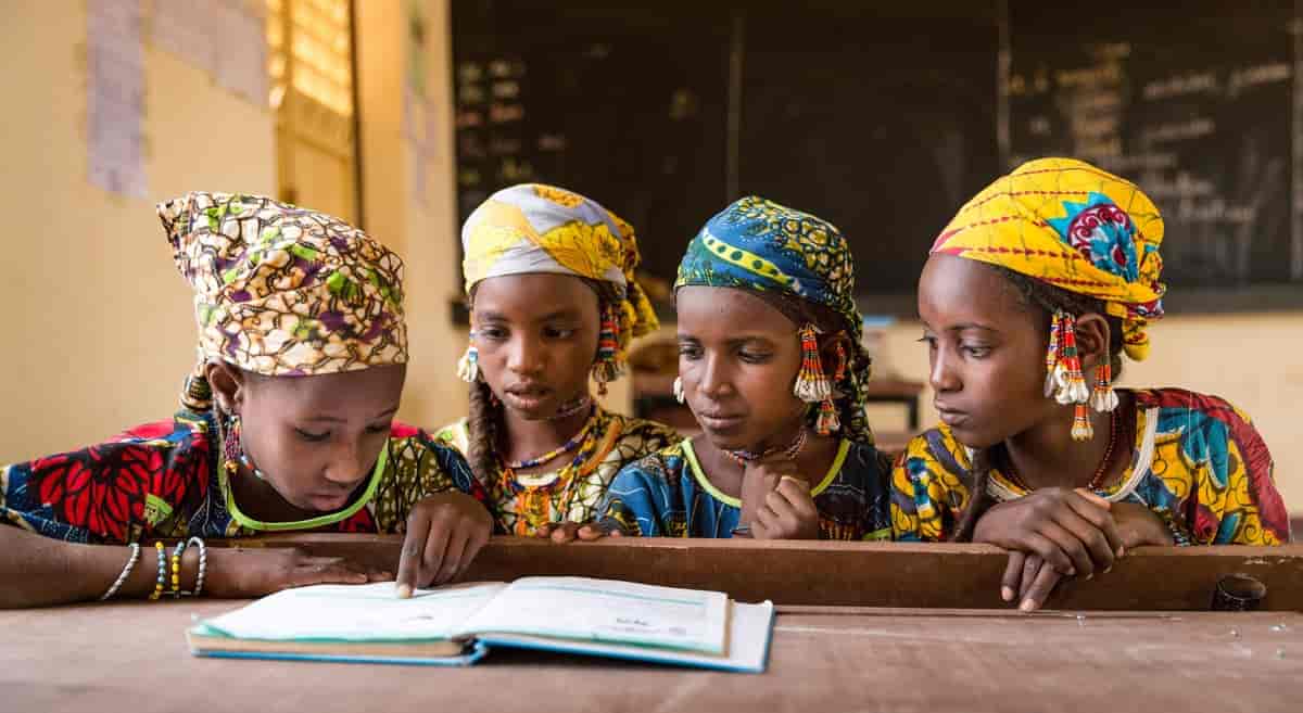 Fulani girls share a textbook. Despite being in class three, these girls cannot read more than a few words in the textbook. The teacher prompts them, word by word. It is a given that learning outcomes are affected when students have to share a textbook among four students, but this is not a textbook issue. It is a language issue. Niger’s traditional primary school curriculum—in which students learn in French throughout their school careers under teachers who speak French, but not the local language—is the real issue. It is frustrating for student and teacher alike: “It’s difficult to teach students who understand nothing but their own local language,” says their teacher. “It is painful, frustrating and challenging because I have to ask a question so many times before they start to understand. In the end I have to call on one of the students in my class who understands me and understands their language to help me pass a message to them. It slows down the teaching for the whole class.” Of course, as frustrating as it is for the teacher, those who really suffer in this situation are the children. Ecole Patti, Makalondi, Tilaberri Region, Niger
